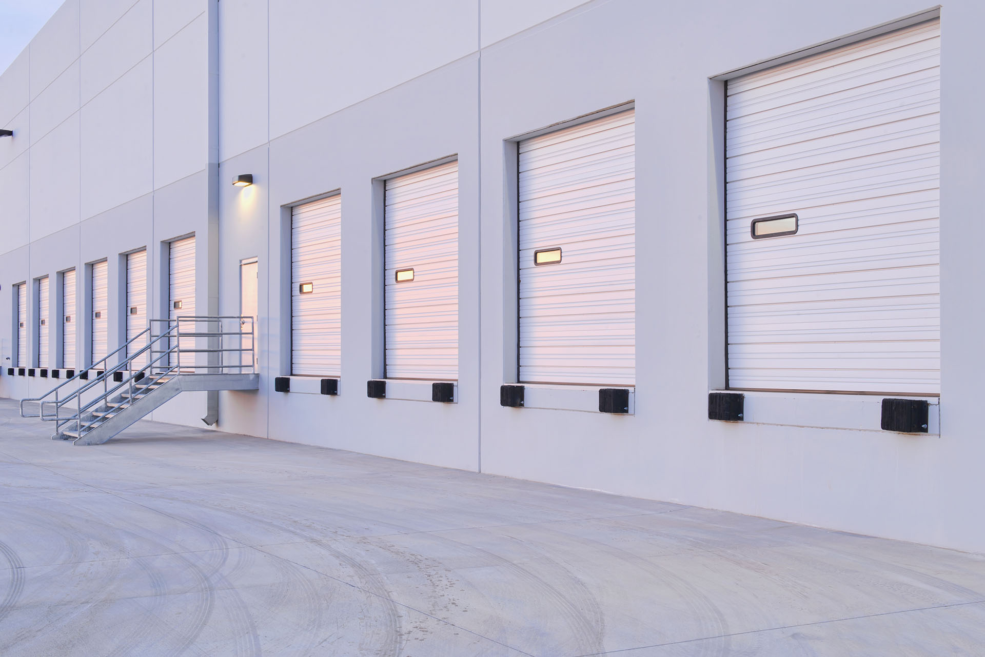 Commercial and industrial garage door sales and installation service in Montreal, Laval and on the North Shore - Porte de Garage Montreal - Portes-de-Garage-Supérieur located in Ville Saint-Laurent