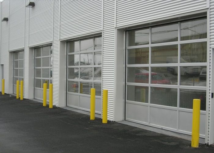 Installation de porte de garage commercial et industrielle à Montréal