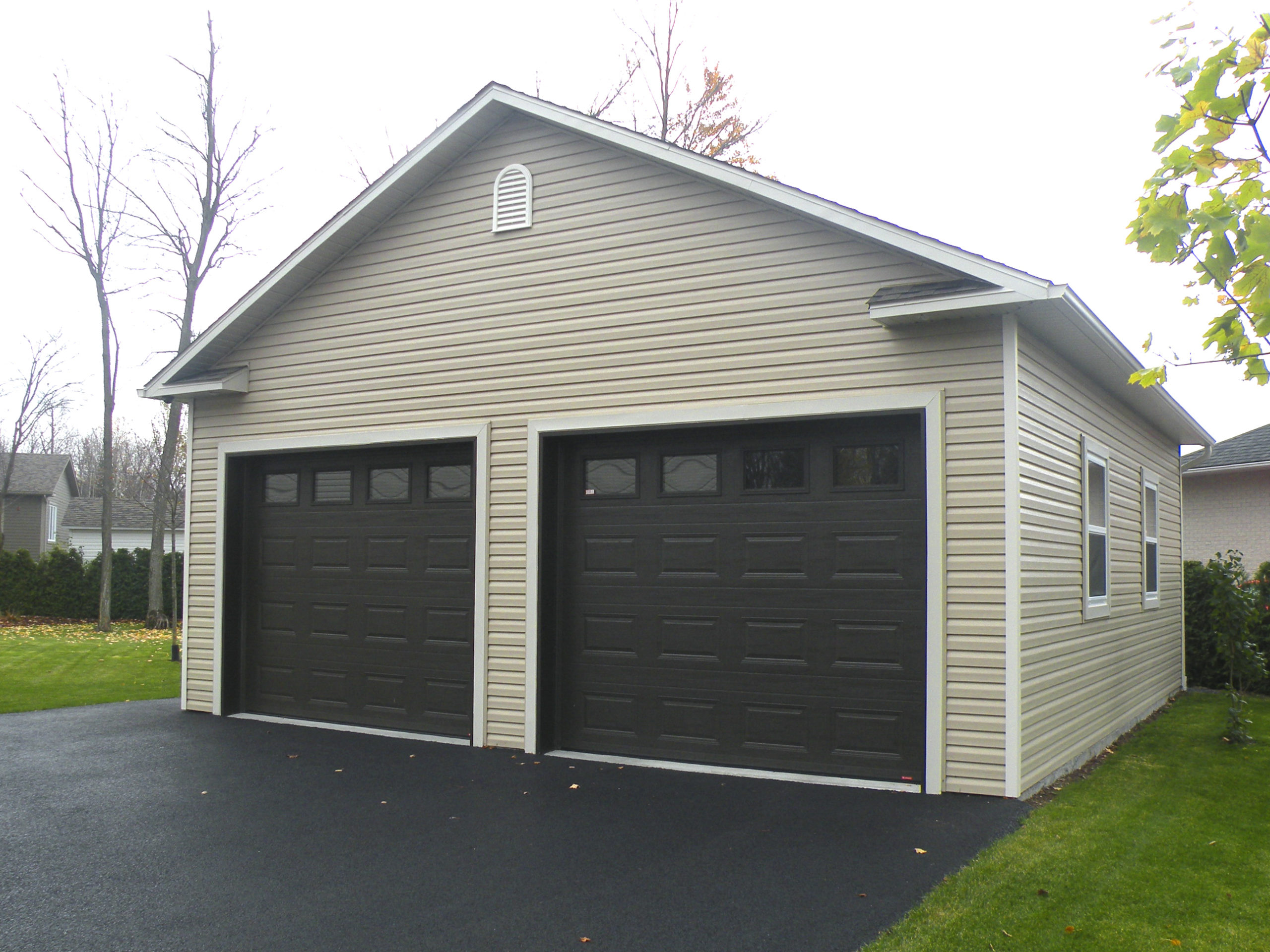 Sale, repair and installation of small custom garage doors for sheds in Montreal, Montreal-West, Montreal-East, Laval and on the North Shore and its surroundings - Montreal Garage Doors - Portes de Garage Supérieur Inc. located in Ville Saint-Laurent in Montreal