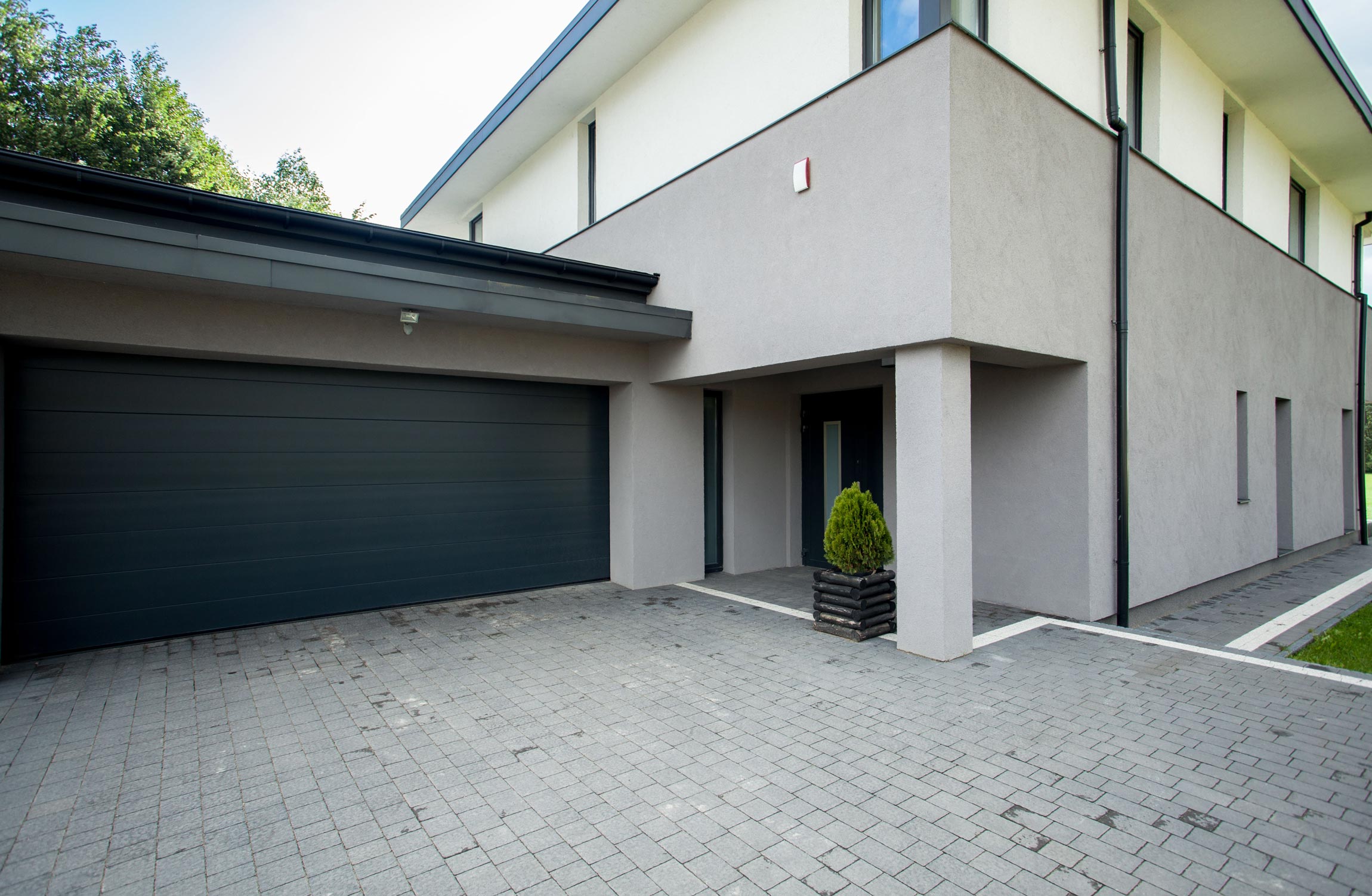 Sales, installation and repair of residential, commercial and industrial garage doors in Montreal, Laval and on the North Shore - Montreal Garage Doors - Portes de Garage Supérieur Inc. Montreal